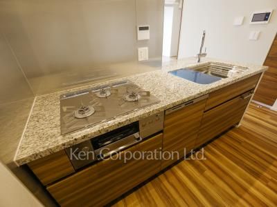 Kitchen ※Photo of the same layout on 12 floor. Decoration and fixture may differ.