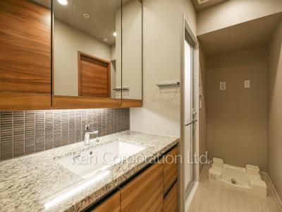Powder Room ※Photo of the same layout on 12 floor. Decoration and fixture may differ.