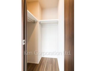 Walk-In Closet ※Photo of the same layout on 18 floor. Decoration and fixture may differ.