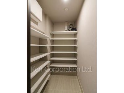 Shoes-In Closet ※Photo of the same layout on 18 floor. Decoration and fixture may differ.