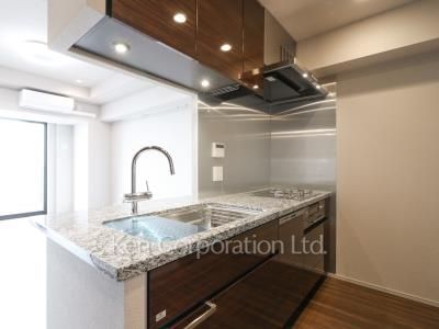 Kitchen ※Photo of the same layout on 18 floor. Decoration and fixture may differ.