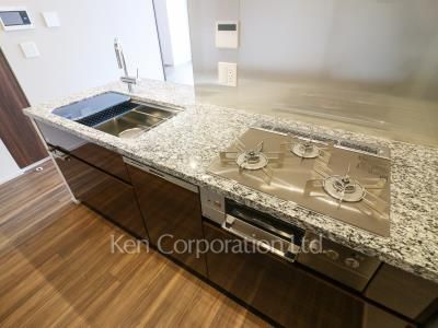 Kitchen ※Photo of the same layout on 18 floor. Decoration and fixture may differ.