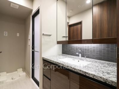 Powder Room ※Photo of the same layout on 18 floor. Decoration and fixture may differ.