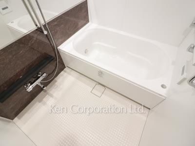 Bath ※Photo of the same layout on 18 floor. Decoration and fixture may differ.