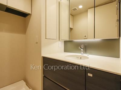 Powder Room ※Photo of the same layout on 3 floor. Decoration and fixture may differ.