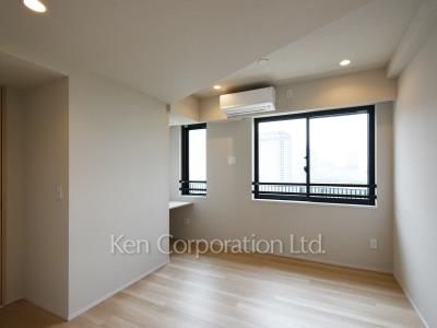 Master Bedroom ※Photo of the same layout on 14 floor. Decoration and fixture may differ.