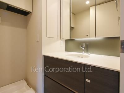 Powder Room ※Photo of the same layout on 14 floor. Decoration and fixture may differ.