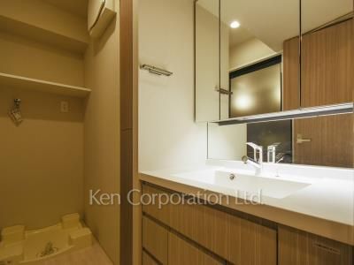 Powder Room ※Photo of the same layout on 2 floor. Decoration and fixture may differ.