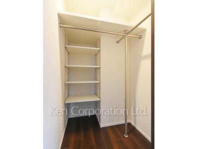 Walk-In Closet ※Photo of the same layout on 10 floor. Decoration and fixture may differ.
