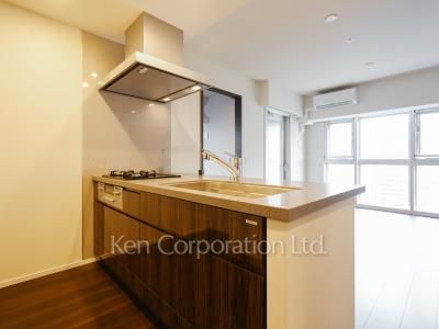 Kitchen ※Photo of the same layout on 10 floor. Decoration and fixture may differ.
