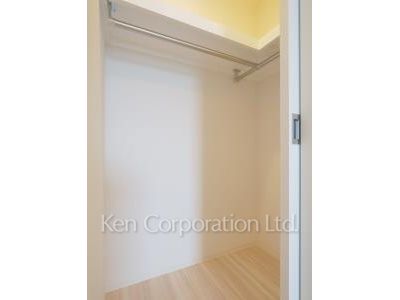 Walk-In Closet ※Photo of the same layout on 19 floor. Decoration and fixture may differ.