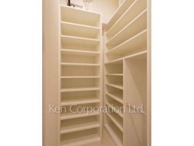 Shoes-In Closet ※Photo of the same layout on 19 floor. Decoration and fixture may differ.