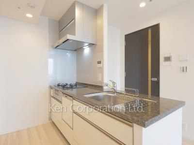 Kitchen ※Photo of the same layout on 19 floor. Decoration and fixture may differ.