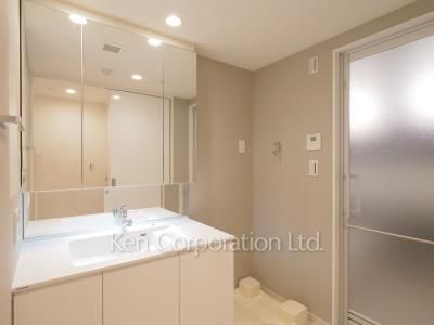 Powder Room ※Photo of the same layout on 19 floor. Decoration and fixture may differ.