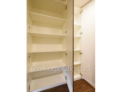 Closet ※Photo of the same layout on 9 floor. Decoration and fixture may differ.