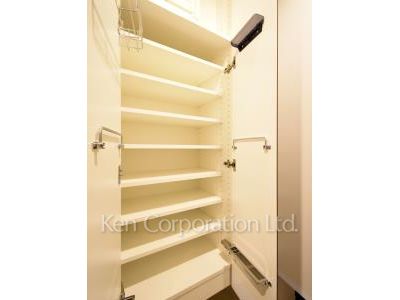 Shoes Closet ※Photo of the same layout on 9 floor. Decoration and fixture may differ.