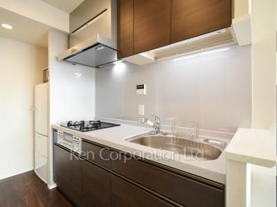 Kitchen ※Photo of the same layout on 9 floor. Decoration and fixture may differ.