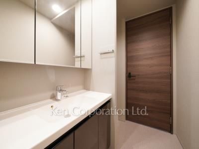 Powder Room ※Photo of the same layout on 11 floor. Decoration and fixture may differ.