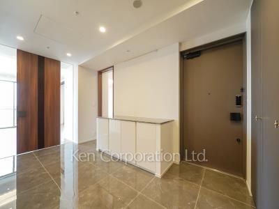 Entrance ※Photo of the same layout on 22 floor. Decoration and fixture may differ.