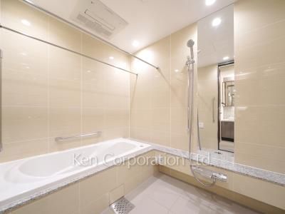 Bath ※Photo of the same layout on 22 floor. Decoration and fixture may differ.