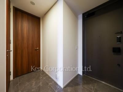 Entrance ※Photo of the same layout on 14 floor. Decoration and fixture may differ.