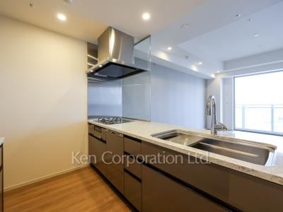 Kitchen ※Photo of the same layout on 14 floor. Decoration and fixture may differ.