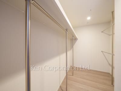 Walk-In Closet ※Photo of the same layout on 10 floor. Decoration and fixture may differ.