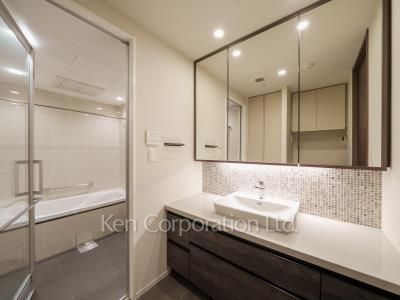 Powder Room ※Photo of the same layout on 10 floor. Decoration and fixture may differ.