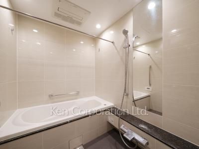 Bath ※Photo of the same layout on 10 floor. Decoration and fixture may differ.