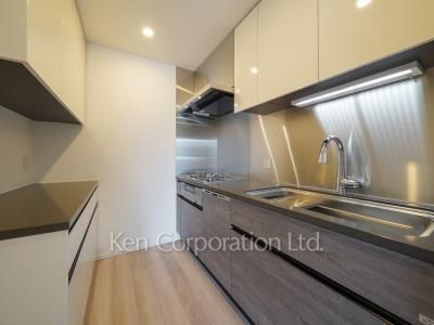 Kitchen ※Photo of the same layout on 6 floor. Decoration and fixture may differ.