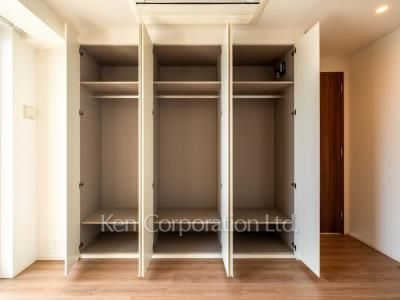 Closet ※Photo of the same layout on 14 floor. Decoration and fixture may differ.