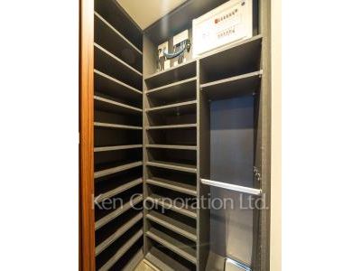 Shoes-In Closet ※Photo of the same layout on 14 floor. Decoration and fixture may differ.