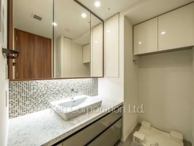 Powder Room ※Photo of the same layout on 14 floor. Decoration and fixture may differ.