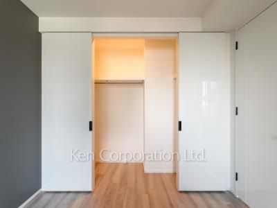 Walk-In Closet ※Photo of the same layout on 11 floor. Decoration and fixture may differ.