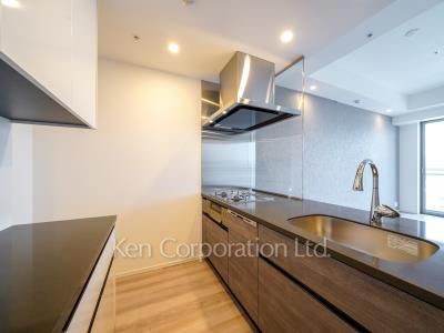 Kitchen ※Photo of the same layout on 11 floor. Decoration and fixture may differ.