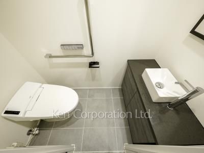 Lavatory ※Photo of the same layout on 11 floor. Decoration and fixture may differ.