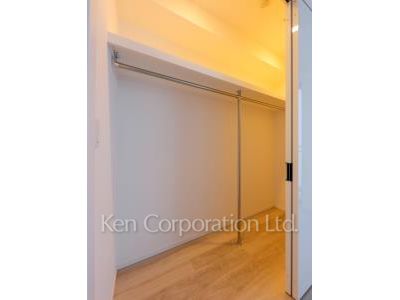 Walk-In Closet ※Photo of the same layout on 8 floor. Decoration and fixture may differ.