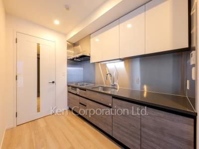 Kitchen ※Photo of the same layout on 8 floor. Decoration and fixture may differ.