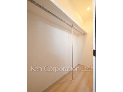 Walk-In Closet ※Photo of the same layout on 8 floor. Decoration and fixture may differ.