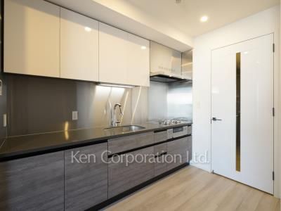 Kitchen ※Photo of the same layout on 8 floor. Decoration and fixture may differ.
