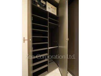 Shoes Closet ※Photo of the same layout on 8 floor. Decoration and fixture may differ.