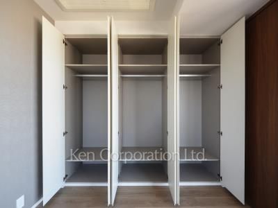 Closet ※Photo of the same layout on 14 floor. Decoration and fixture may differ.