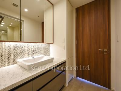 Powder Room ※Photo of the same layout on 14 floor. Decoration and fixture may differ.