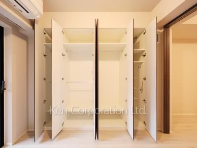 Closet ※Photo of the same layout on 8 floor. Decoration and fixture may differ.
