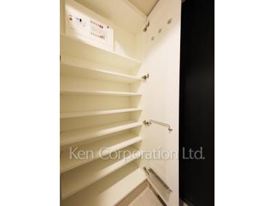 Shoes Closet ※Photo of the same layout on 8 floor. Decoration and fixture may differ.