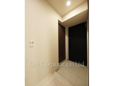 Entrance ※Photo of the same layout on 8 floor. Decoration and fixture may differ.