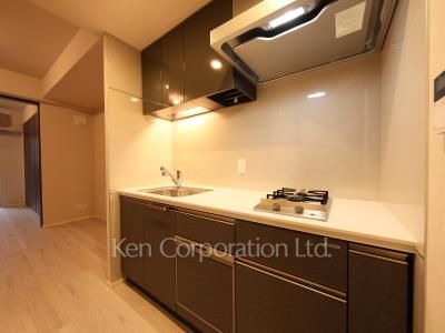 Kitchen ※Photo of the same layout on 8 floor. Decoration and fixture may differ.