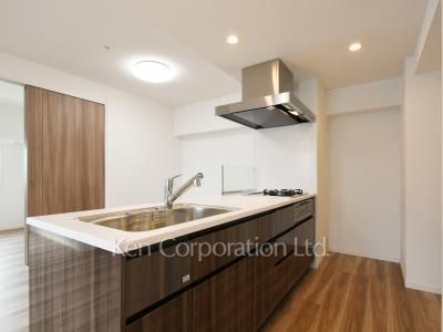 Kitchen ※Photo of the same layout on 13 floor. Decoration and fixture may differ.