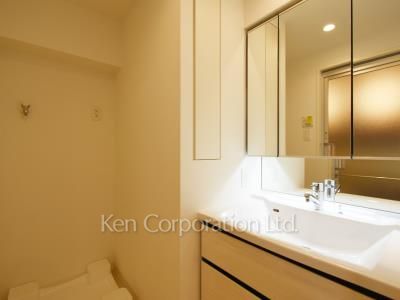 Powder Room ※Photo of the same layout on 12 floor. Decoration and fixture may differ.