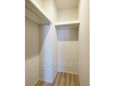 Walk-In Closet ※Photo of the same layout on 10 floor. Decoration and fixture may differ.